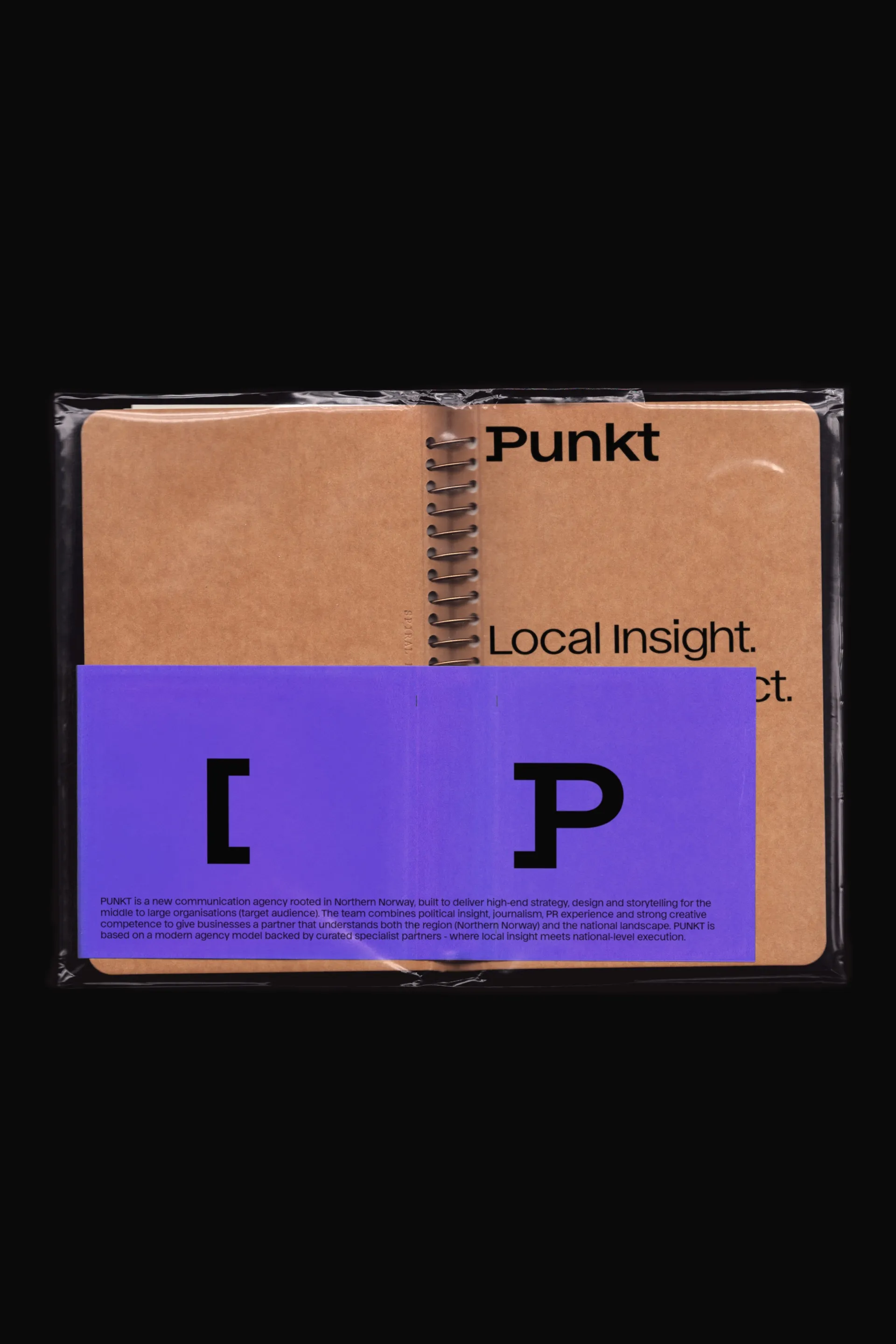 En Punkt-notatbok med teksten «Local insight» i en lilla lomme