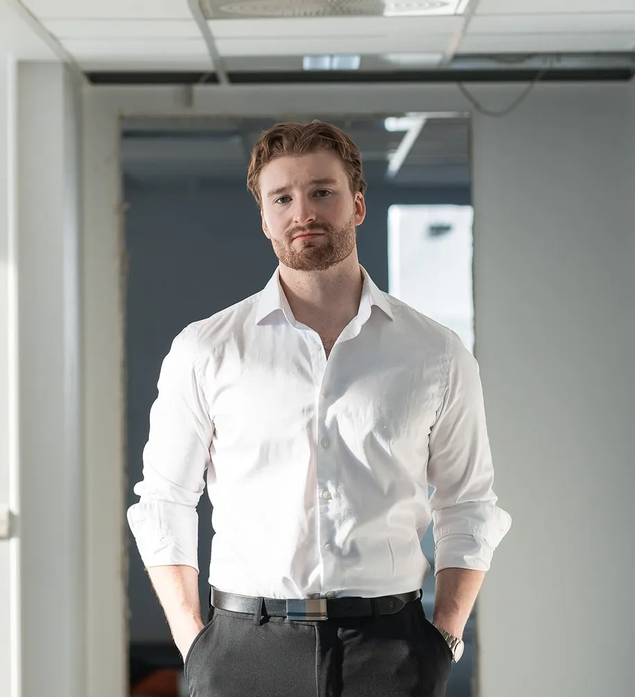 Fredrik i hvit skjorte, i en kontorgang